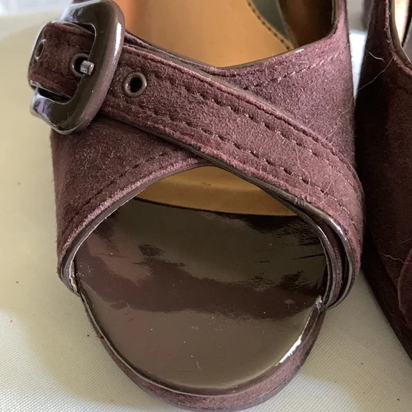 Peep Toe platform with cool cross over buckle design - Picture 6 of 10